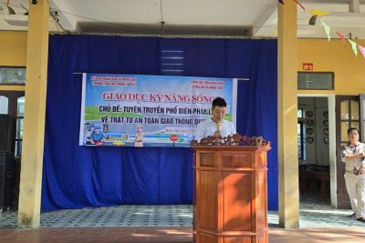 TRƯỜNG TIỂU HỌC MINH THUẬN TỔ CHỨC BUỔI GIÁO DỤC KỸ NĂNG SỐNG VỚI CHỦ ĐỀ: “TUYÊN TRUYỀN, PHỔ BIẾN PHÁP LUẬT VỀ TRẬT TỰ AN TOÀN GIAO THÔNG ĐƯỜNG BỘ”